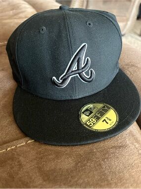 New Era 59FIFTY Black Atlanta Braves A’s Fitted Cap Size 7 3/8 - Black w/ White